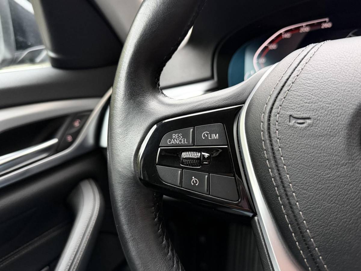 BMW 5 Serie BMW 5-serie Touring 520i High Executive Automaat | Apple CarPlay | Leren bekleding | Stoelverwarming | LED verlichting | Comfortstoelen met memory-functie | Draadloze telefoonlader | Achteruitrijcamera