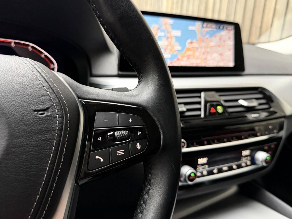 BMW 5 Serie BMW 5-serie Touring 520i High Executive Automaat | Apple CarPlay | Leren bekleding | Stoelverwarming | LED verlichting | Comfortstoelen met memory-functie | Draadloze telefoonlader | Achteruitrijcamera