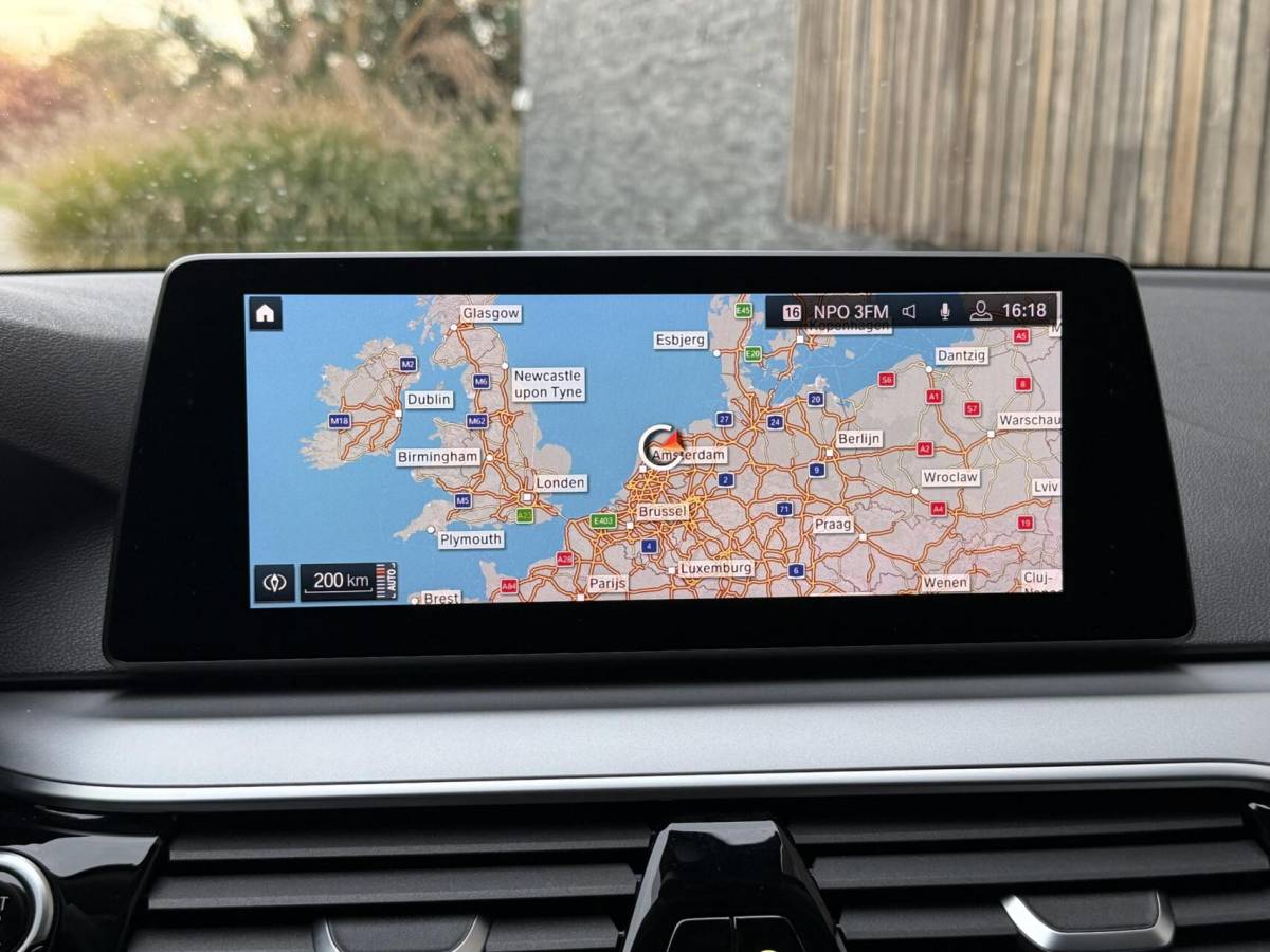 BMW 5 Serie BMW 5-serie Touring 520i High Executive Automaat | Apple CarPlay | Leren bekleding | Stoelverwarming | LED verlichting | Comfortstoelen met memory-functie | Draadloze telefoonlader | Achteruitrijcamera