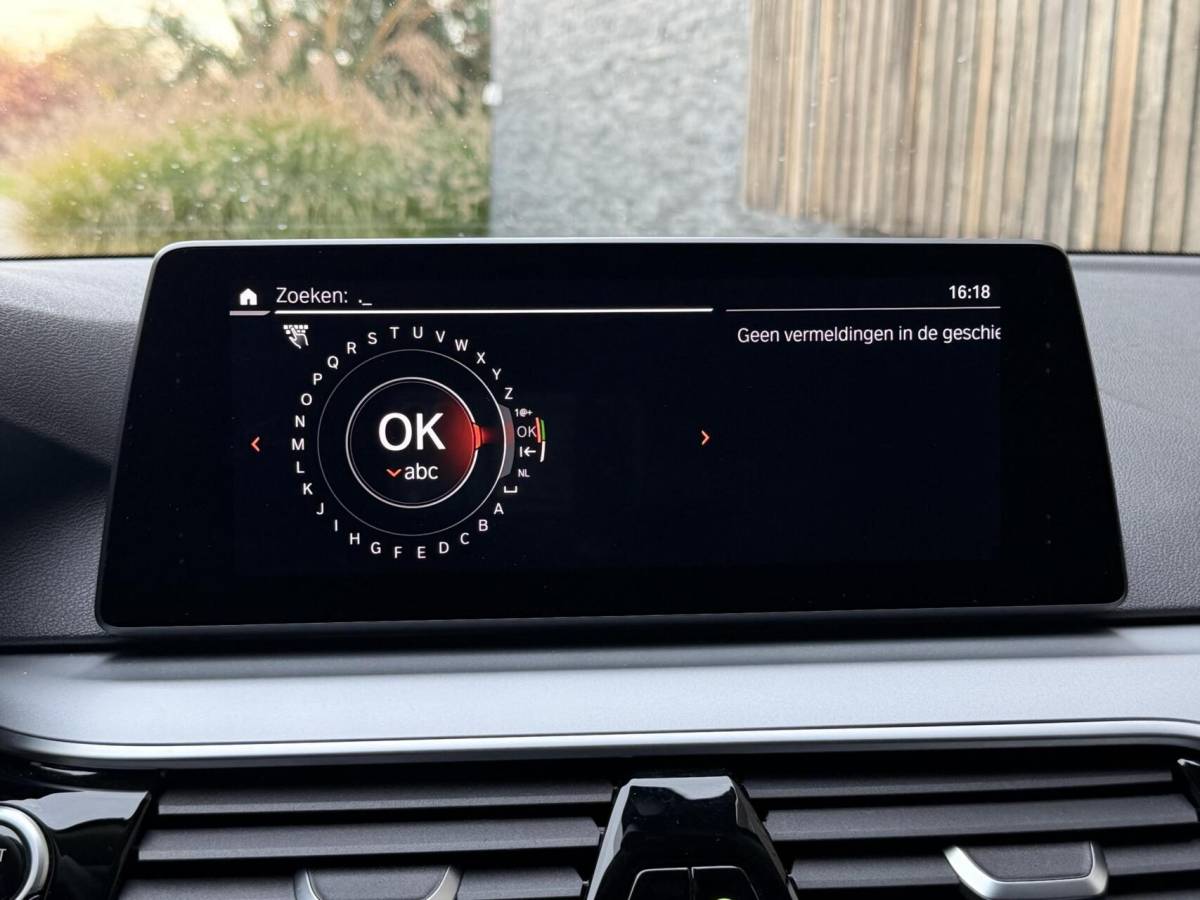 BMW 5 Serie BMW 5-serie Touring 520i High Executive Automaat | Apple CarPlay | Leren bekleding | Stoelverwarming | LED verlichting | Comfortstoelen met memory-functie | Draadloze telefoonlader | Achteruitrijcamera