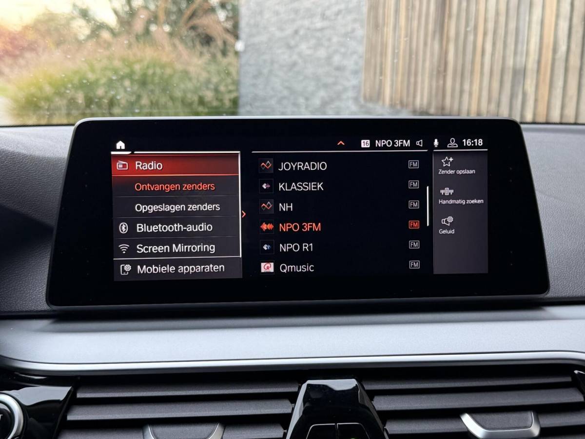 BMW 5 Serie BMW 5-serie Touring 520i High Executive Automaat | Apple CarPlay | Leren bekleding | Stoelverwarming | LED verlichting | Comfortstoelen met memory-functie | Draadloze telefoonlader | Achteruitrijcamera