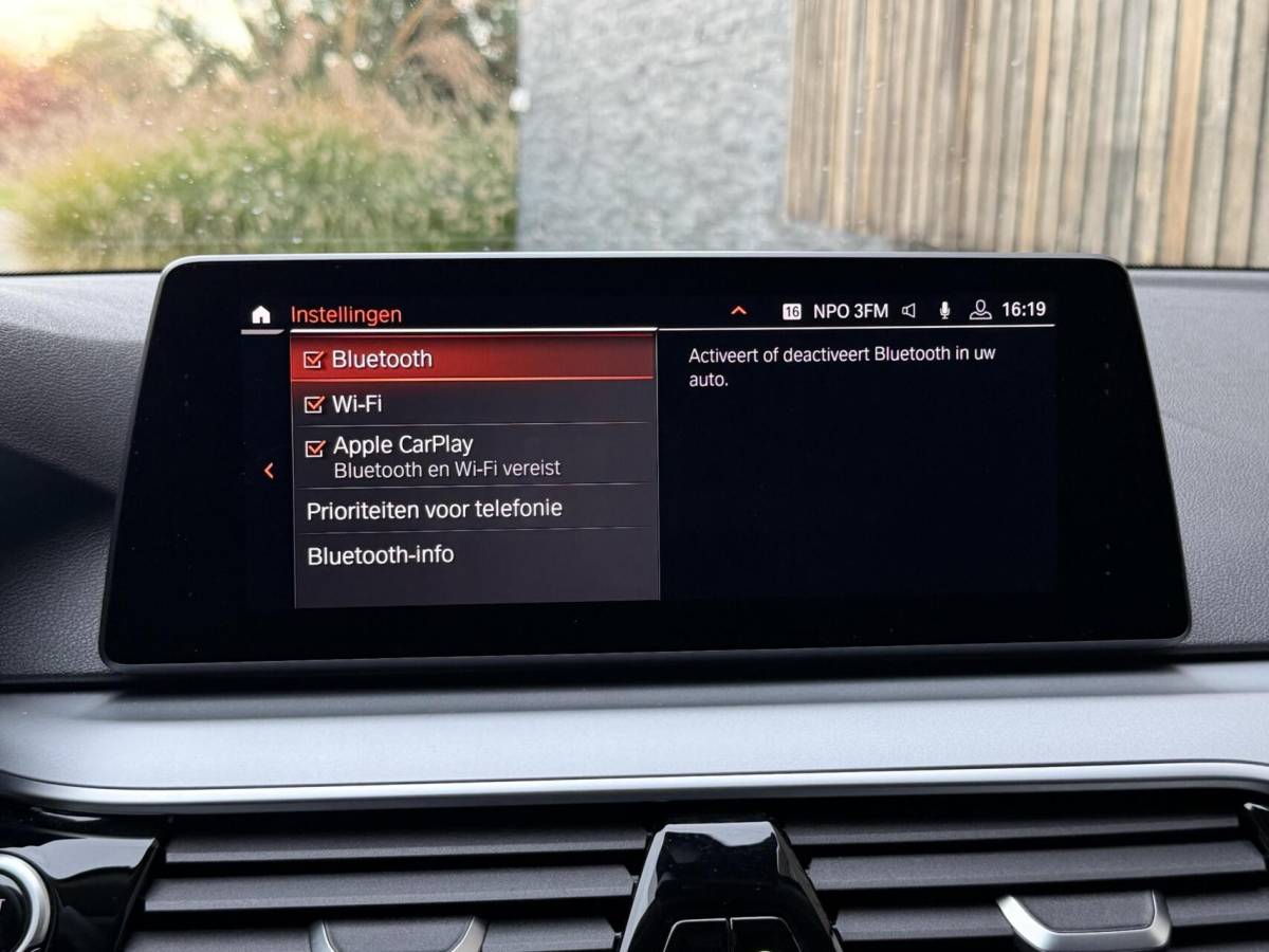 BMW 5 Serie BMW 5-serie Touring 520i High Executive Automaat | Apple CarPlay | Leren bekleding | Stoelverwarming | LED verlichting | Comfortstoelen met memory-functie | Draadloze telefoonlader | Achteruitrijcamera