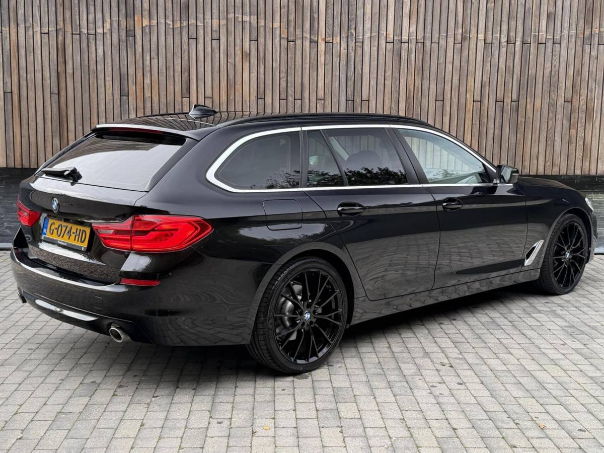 BMW 5 Serie BMW 5-serie Touring 520i High Executive Automaat | Apple CarPlay | Leren bekleding | Stoelverwarming | LED verlichting | Comfortstoelen met memory-functie | Draadloze telefoonlader | Achteruitrijcamera