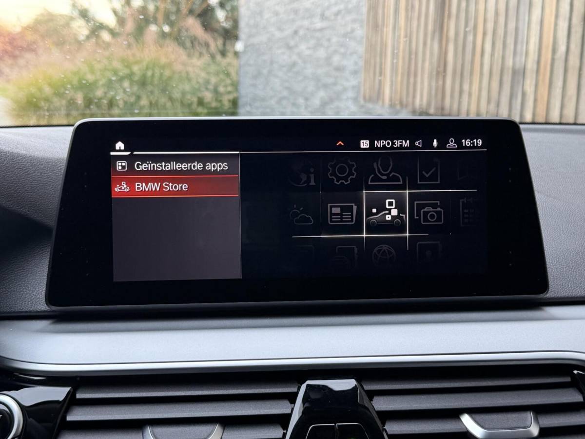 BMW 5 Serie BMW 5-serie Touring 520i High Executive Automaat | Apple CarPlay | Leren bekleding | Stoelverwarming | LED verlichting | Comfortstoelen met memory-functie | Draadloze telefoonlader | Achteruitrijcamera