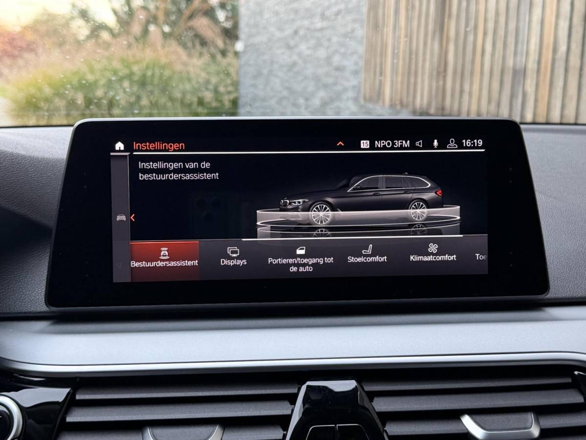 BMW 5 Serie BMW 5-serie Touring 520i High Executive Automaat | Apple CarPlay | Leren bekleding | Stoelverwarming | LED verlichting | Comfortstoelen met memory-functie | Draadloze telefoonlader | Achteruitrijcamera