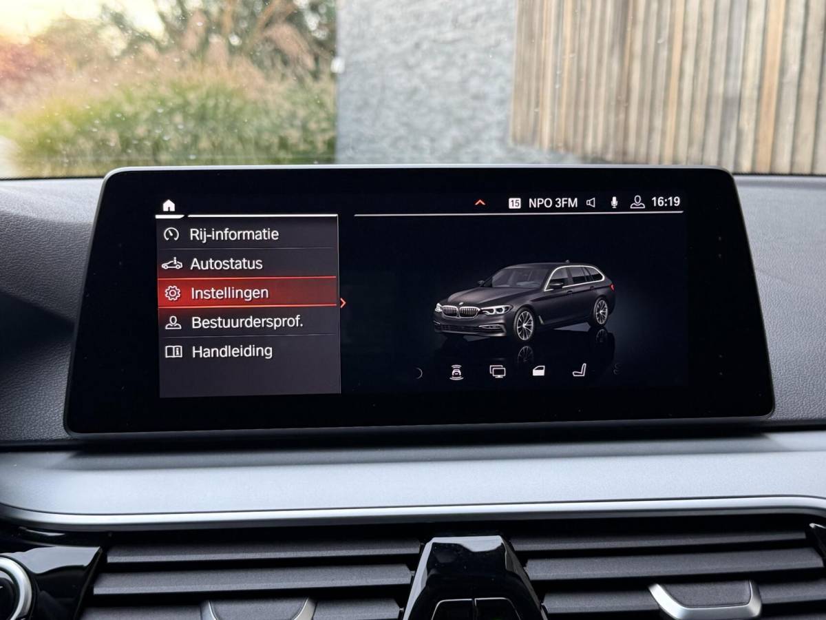 BMW 5 Serie BMW 5-serie Touring 520i High Executive Automaat | Apple CarPlay | Leren bekleding | Stoelverwarming | LED verlichting | Comfortstoelen met memory-functie | Draadloze telefoonlader | Achteruitrijcamera