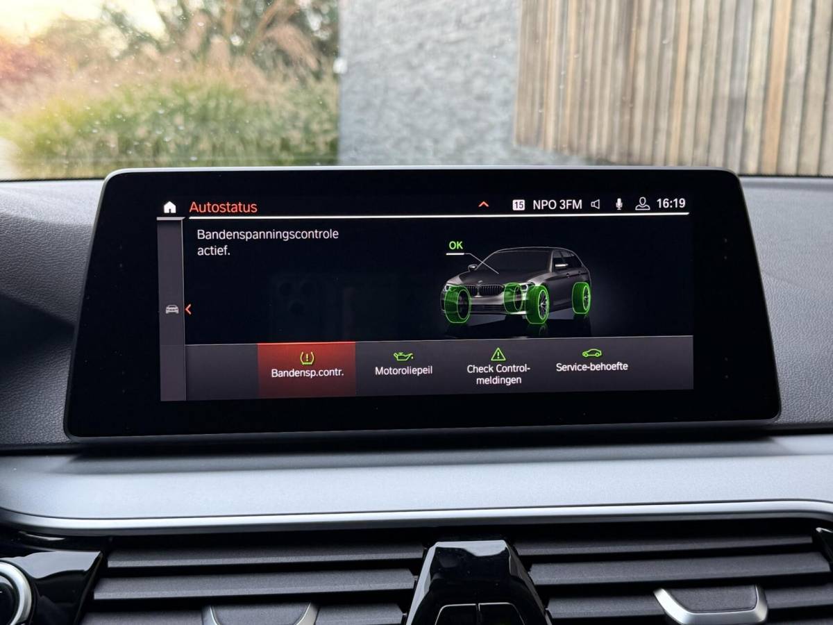 BMW 5 Serie BMW 5-serie Touring 520i High Executive Automaat | Apple CarPlay | Leren bekleding | Stoelverwarming | LED verlichting | Comfortstoelen met memory-functie | Draadloze telefoonlader | Achteruitrijcamera