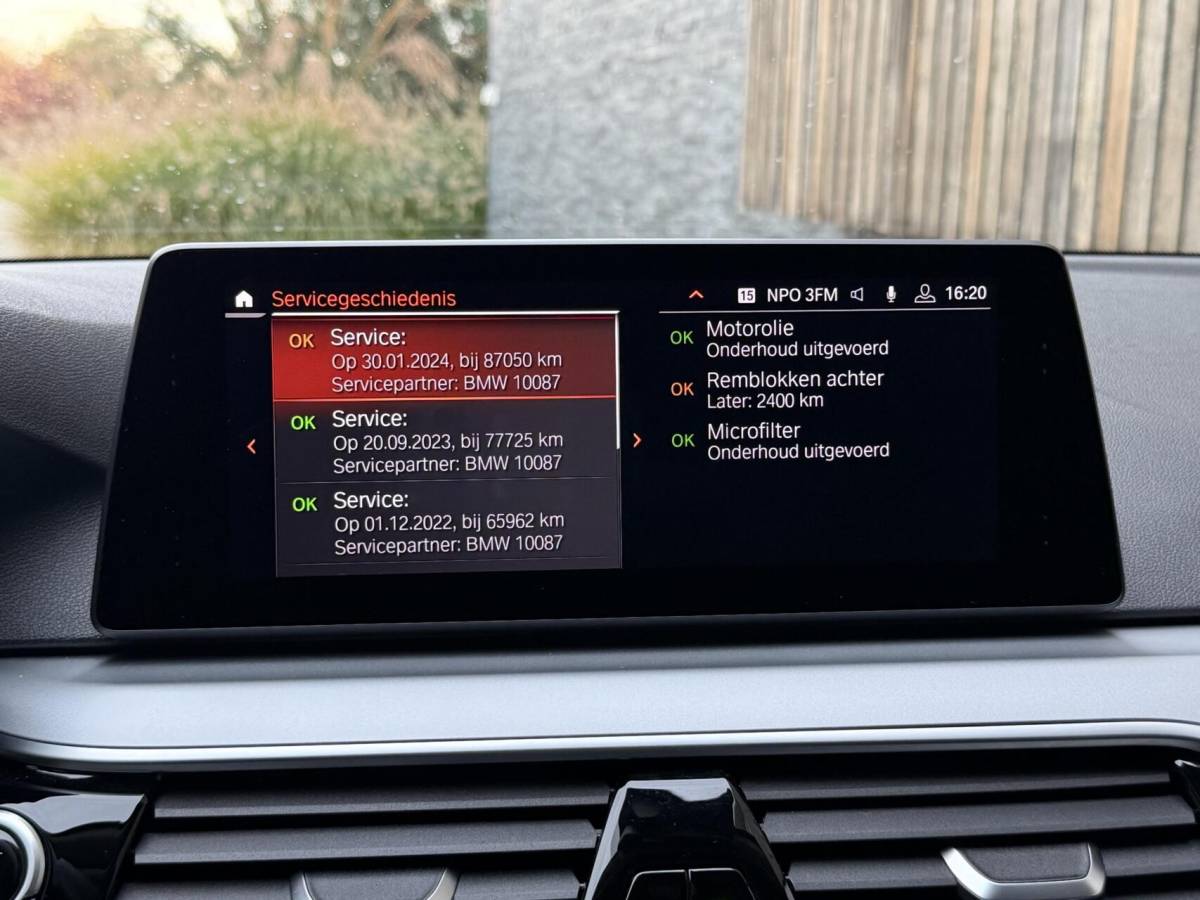 BMW 5 Serie BMW 5-serie Touring 520i High Executive Automaat | Apple CarPlay | Leren bekleding | Stoelverwarming | LED verlichting | Comfortstoelen met memory-functie | Draadloze telefoonlader | Achteruitrijcamera