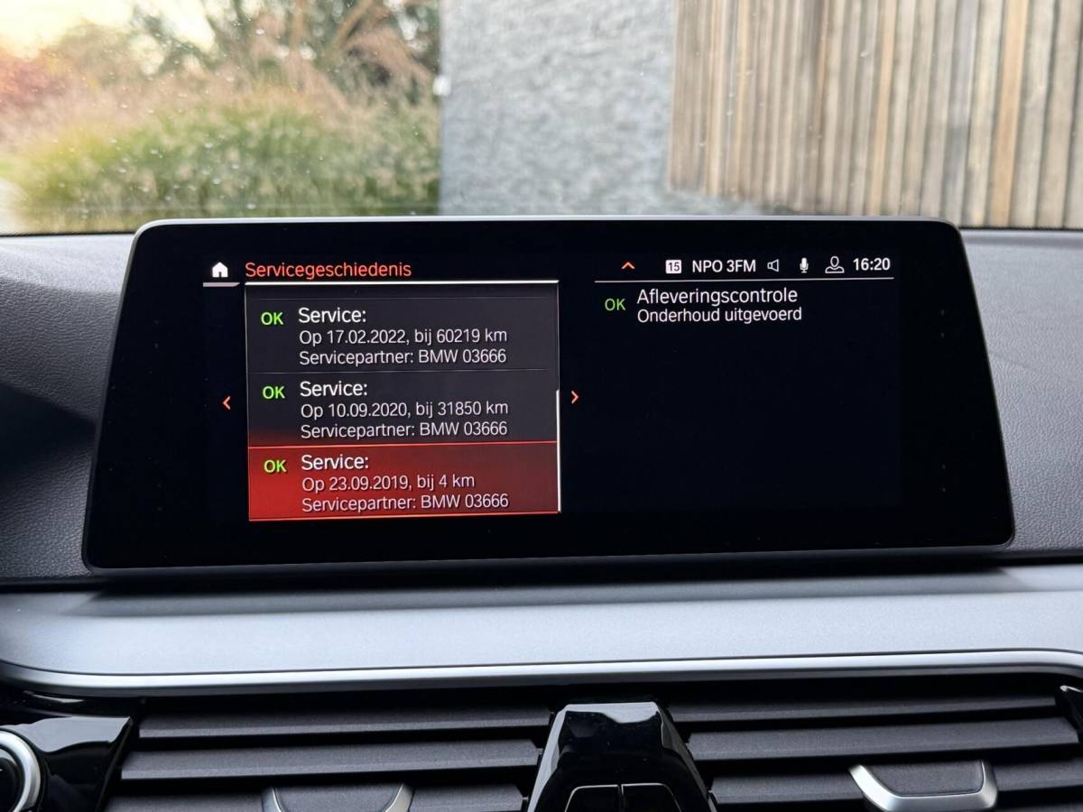 BMW 5 Serie BMW 5-serie Touring 520i High Executive Automaat | Apple CarPlay | Leren bekleding | Stoelverwarming | LED verlichting | Comfortstoelen met memory-functie | Draadloze telefoonlader | Achteruitrijcamera