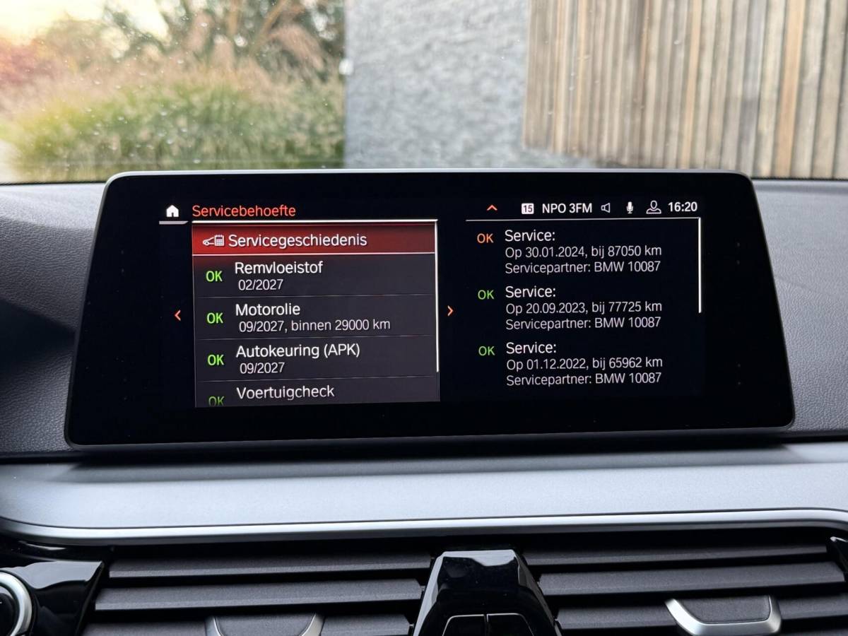 BMW 5 Serie BMW 5-serie Touring 520i High Executive Automaat | Apple CarPlay | Leren bekleding | Stoelverwarming | LED verlichting | Comfortstoelen met memory-functie | Draadloze telefoonlader | Achteruitrijcamera