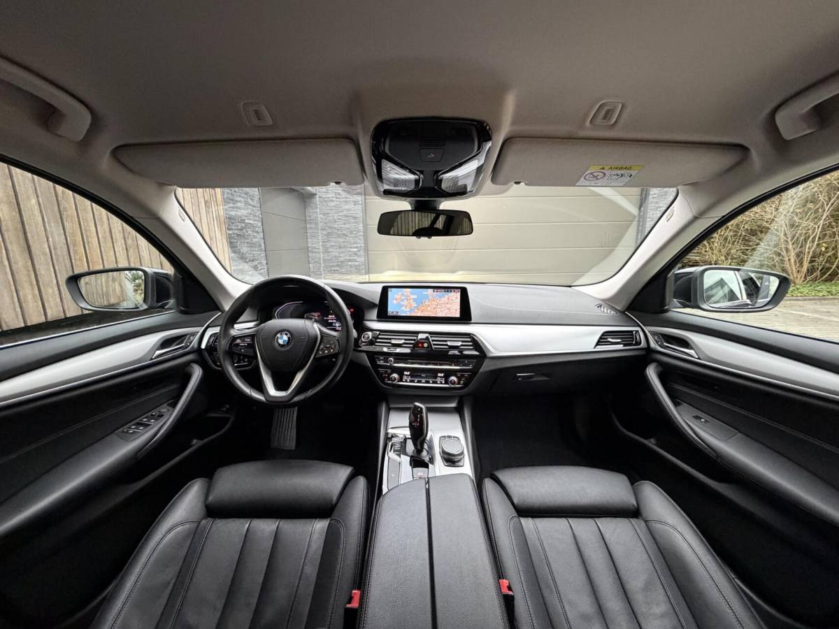 BMW 5 Serie BMW 5-serie Touring 520i High Executive Automaat | Apple CarPlay | Leren bekleding | Stoelverwarming | LED verlichting | Comfortstoelen met memory-functie | Draadloze telefoonlader | Achteruitrijcamera