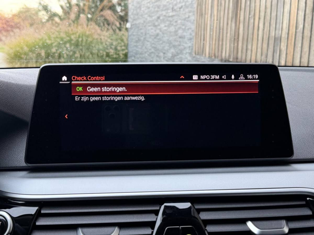 BMW 5 Serie BMW 5-serie Touring 520i High Executive Automaat | Apple CarPlay | Leren bekleding | Stoelverwarming | LED verlichting | Comfortstoelen met memory-functie | Draadloze telefoonlader | Achteruitrijcamera