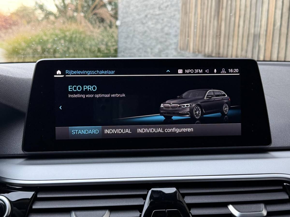 BMW 5 Serie BMW 5-serie Touring 520i High Executive Automaat | Apple CarPlay | Leren bekleding | Stoelverwarming | LED verlichting | Comfortstoelen met memory-functie | Draadloze telefoonlader | Achteruitrijcamera