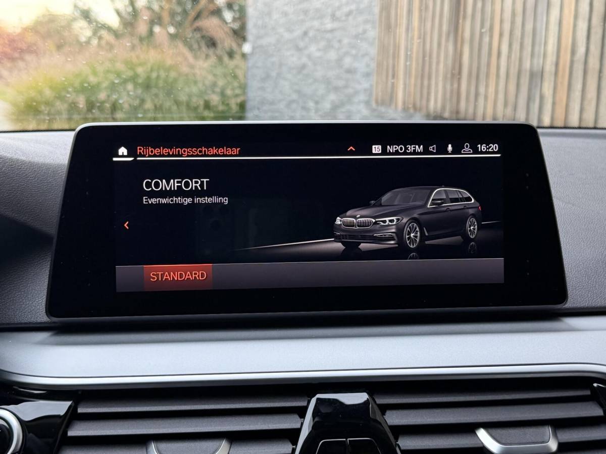 BMW 5 Serie BMW 5-serie Touring 520i High Executive Automaat | Apple CarPlay | Leren bekleding | Stoelverwarming | LED verlichting | Comfortstoelen met memory-functie | Draadloze telefoonlader | Achteruitrijcamera