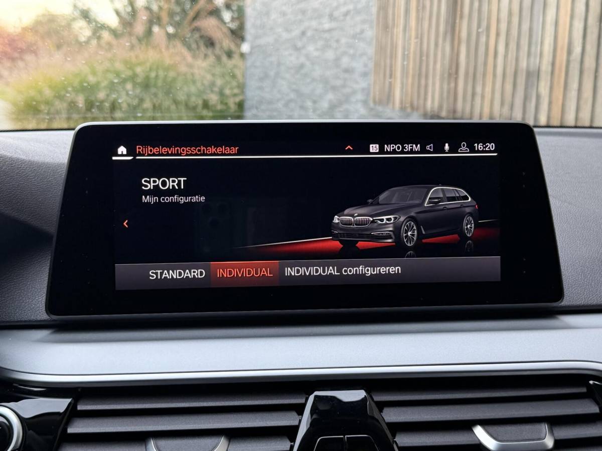 BMW 5 Serie BMW 5-serie Touring 520i High Executive Automaat | Apple CarPlay | Leren bekleding | Stoelverwarming | LED verlichting | Comfortstoelen met memory-functie | Draadloze telefoonlader | Achteruitrijcamera