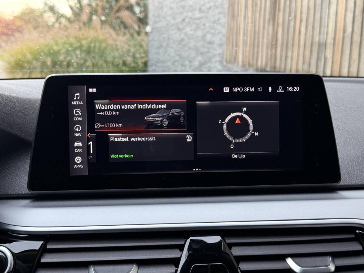 BMW 5 Serie BMW 5-serie Touring 520i High Executive Automaat | Apple CarPlay | Leren bekleding | Stoelverwarming | LED verlichting | Comfortstoelen met memory-functie | Draadloze telefoonlader | Achteruitrijcamera