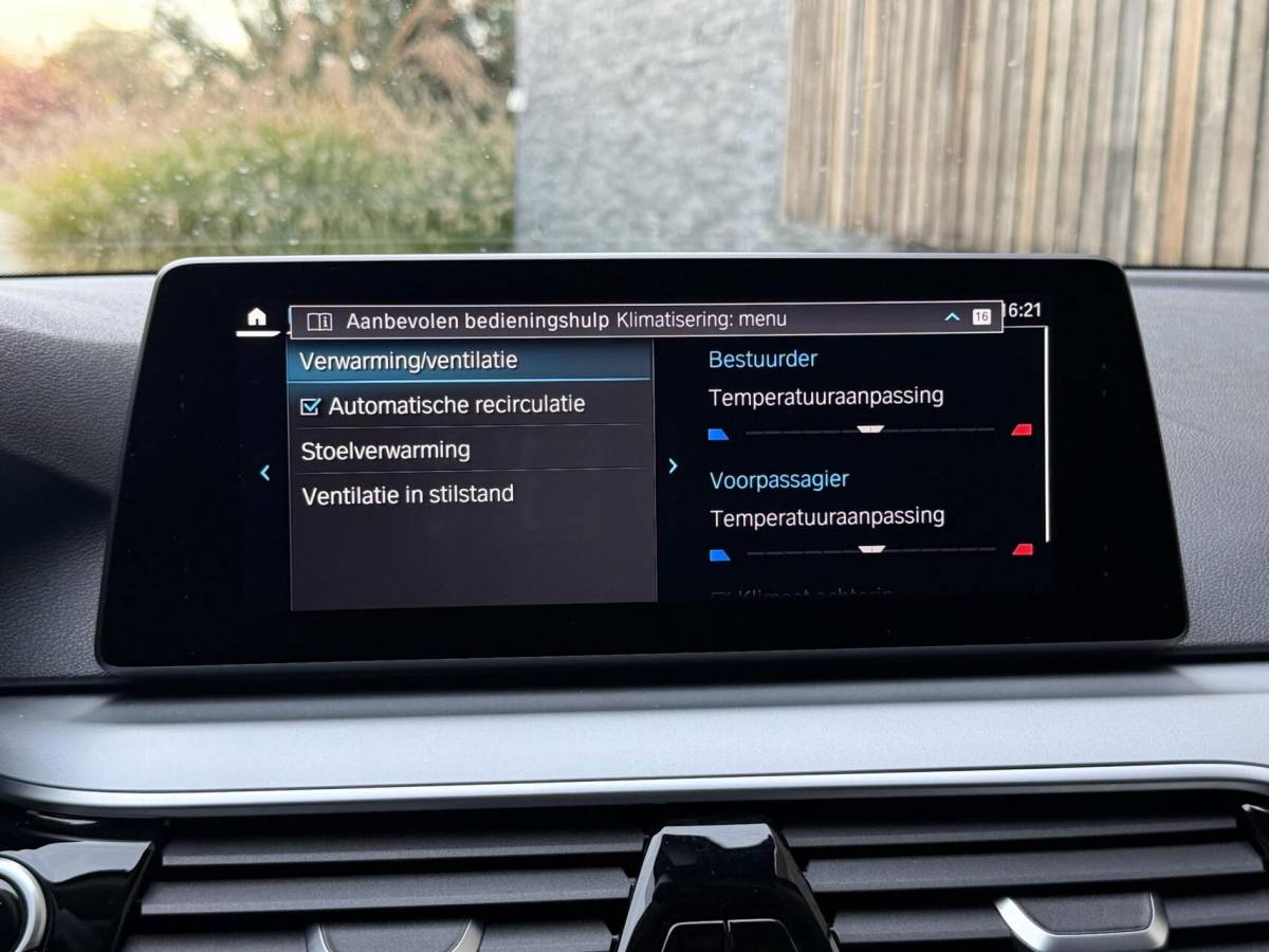 BMW 5 Serie BMW 5-serie Touring 520i High Executive Automaat | Apple CarPlay | Leren bekleding | Stoelverwarming | LED verlichting | Comfortstoelen met memory-functie | Draadloze telefoonlader | Achteruitrijcamera