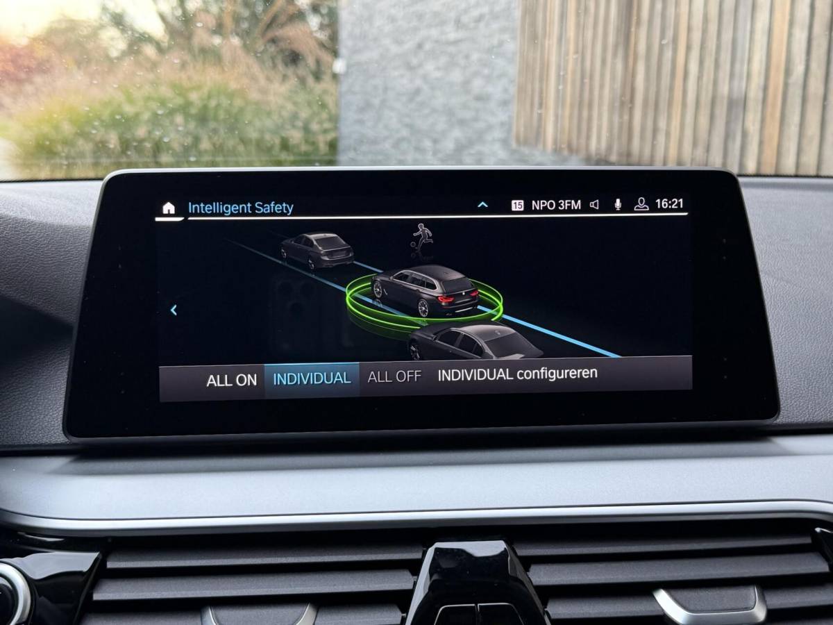BMW 5 Serie BMW 5-serie Touring 520i High Executive Automaat | Apple CarPlay | Leren bekleding | Stoelverwarming | LED verlichting | Comfortstoelen met memory-functie | Draadloze telefoonlader | Achteruitrijcamera