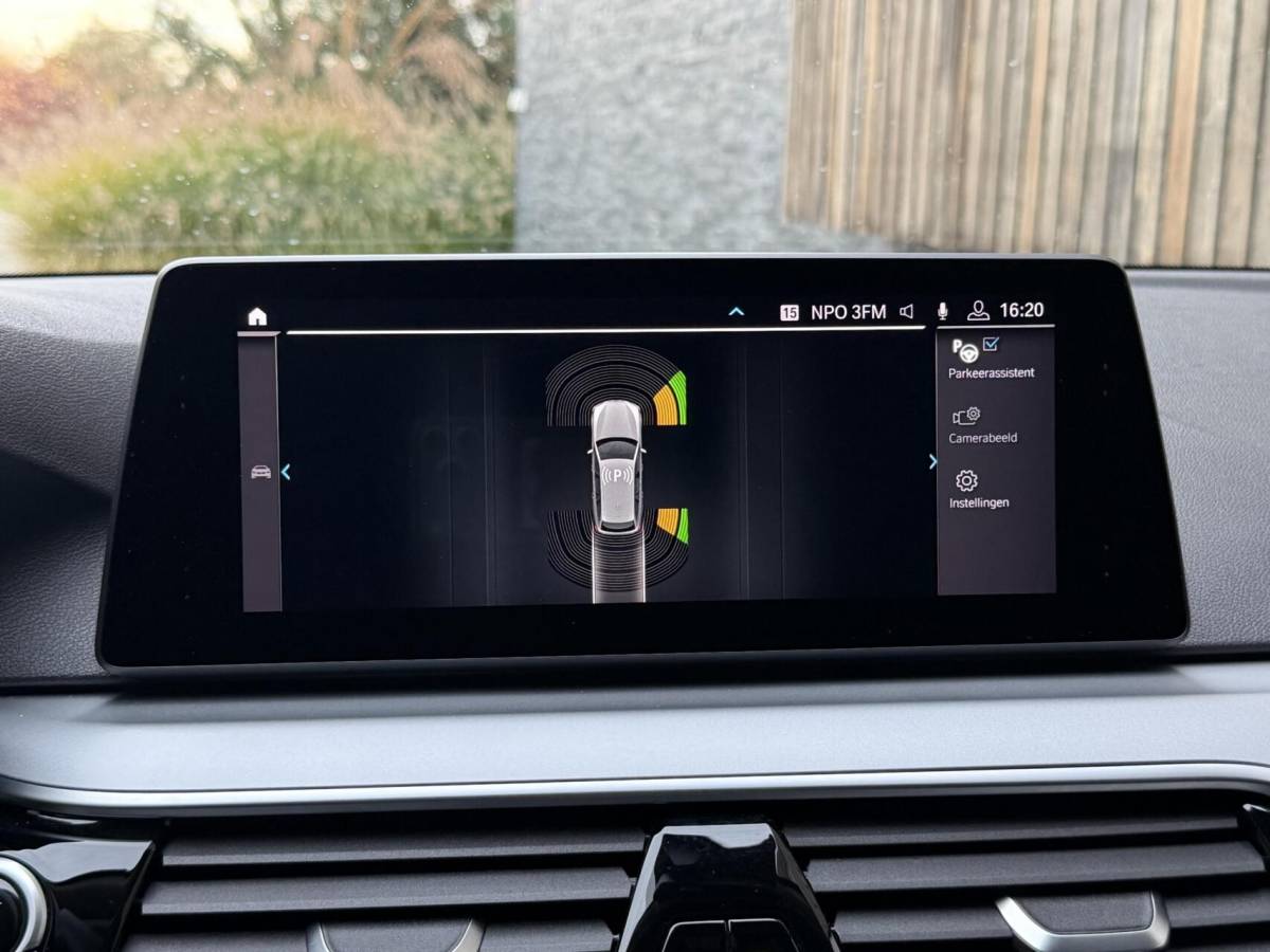 BMW 5 Serie BMW 5-serie Touring 520i High Executive Automaat | Apple CarPlay | Leren bekleding | Stoelverwarming | LED verlichting | Comfortstoelen met memory-functie | Draadloze telefoonlader | Achteruitrijcamera