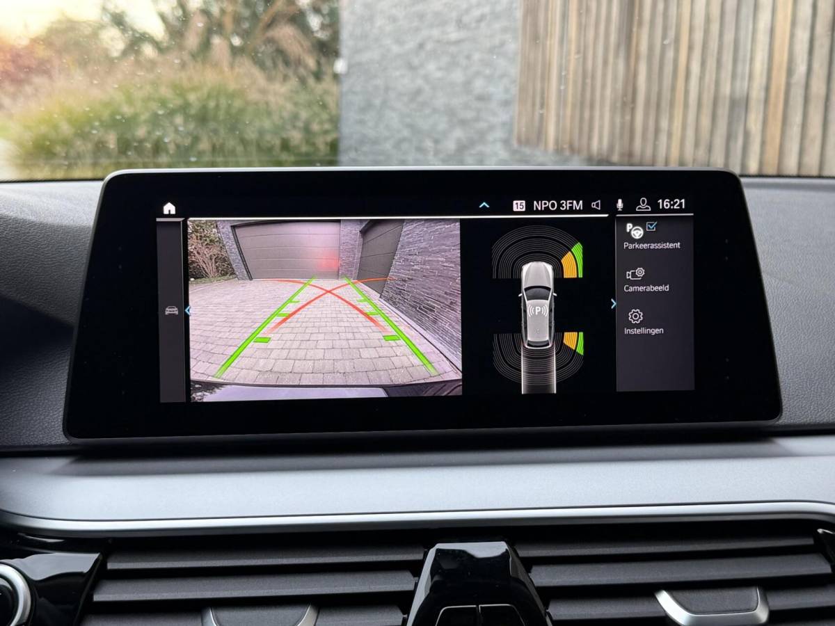 BMW 5 Serie BMW 5-serie Touring 520i High Executive Automaat | Apple CarPlay | Leren bekleding | Stoelverwarming | LED verlichting | Comfortstoelen met memory-functie | Draadloze telefoonlader | Achteruitrijcamera