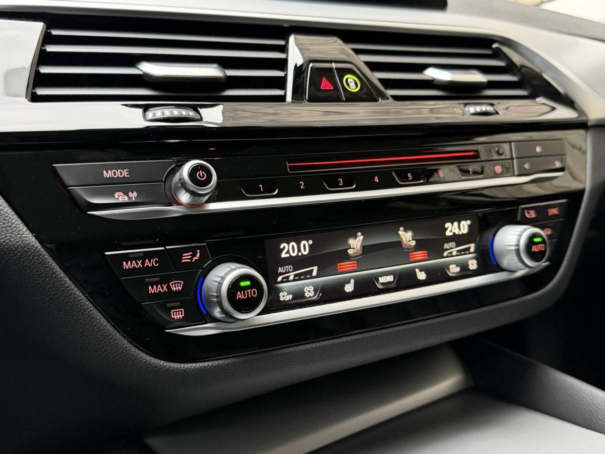 BMW 5 Serie BMW 5-serie Touring 520i High Executive Automaat | Apple CarPlay | Leren bekleding | Stoelverwarming | LED verlichting | Comfortstoelen met memory-functie | Draadloze telefoonlader | Achteruitrijcamera