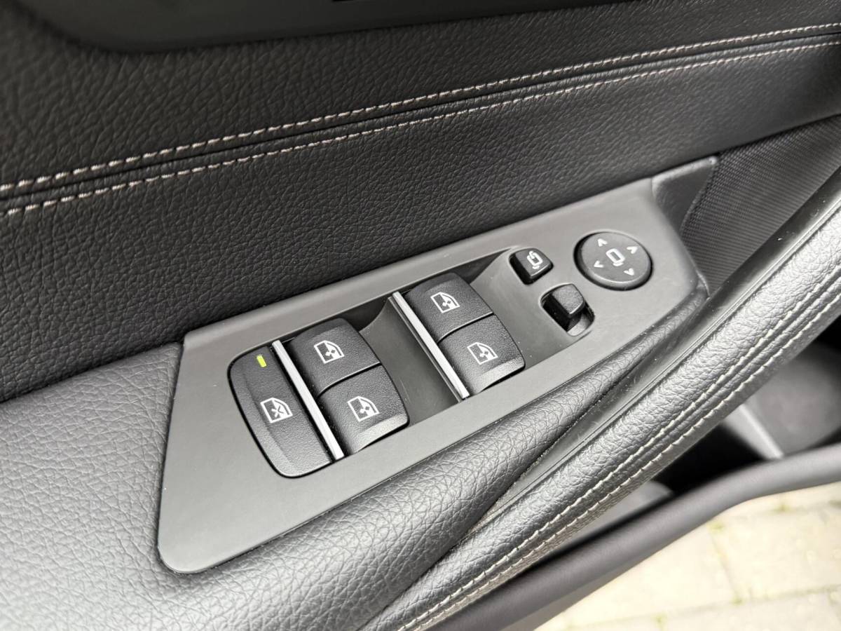 BMW 5 Serie BMW 5-serie Touring 520i High Executive Automaat | Apple CarPlay | Leren bekleding | Stoelverwarming | LED verlichting | Comfortstoelen met memory-functie | Draadloze telefoonlader | Achteruitrijcamera