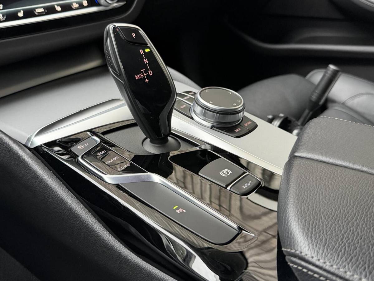 BMW 5 Serie BMW 5-serie Touring 520i High Executive Automaat | Apple CarPlay | Leren bekleding | Stoelverwarming | LED verlichting | Comfortstoelen met memory-functie | Draadloze telefoonlader | Achteruitrijcamera
