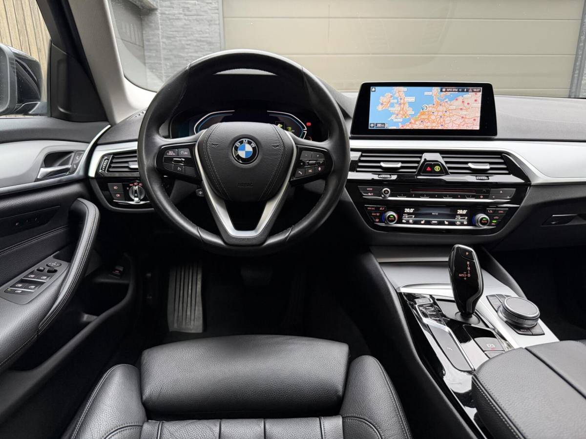 BMW 5 Serie BMW 5-serie Touring 520i High Executive Automaat | Apple CarPlay | Leren bekleding | Stoelverwarming | LED verlichting | Comfortstoelen met memory-functie | Draadloze telefoonlader | Achteruitrijcamera