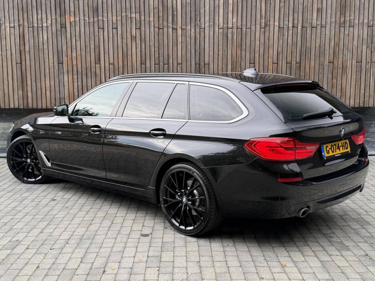 BMW 5 Serie BMW 5-serie Touring 520i High Executive Automaat | Apple CarPlay | Leren bekleding | Stoelverwarming | LED verlichting | Comfortstoelen met memory-functie | Draadloze telefoonlader | Achteruitrijcamera