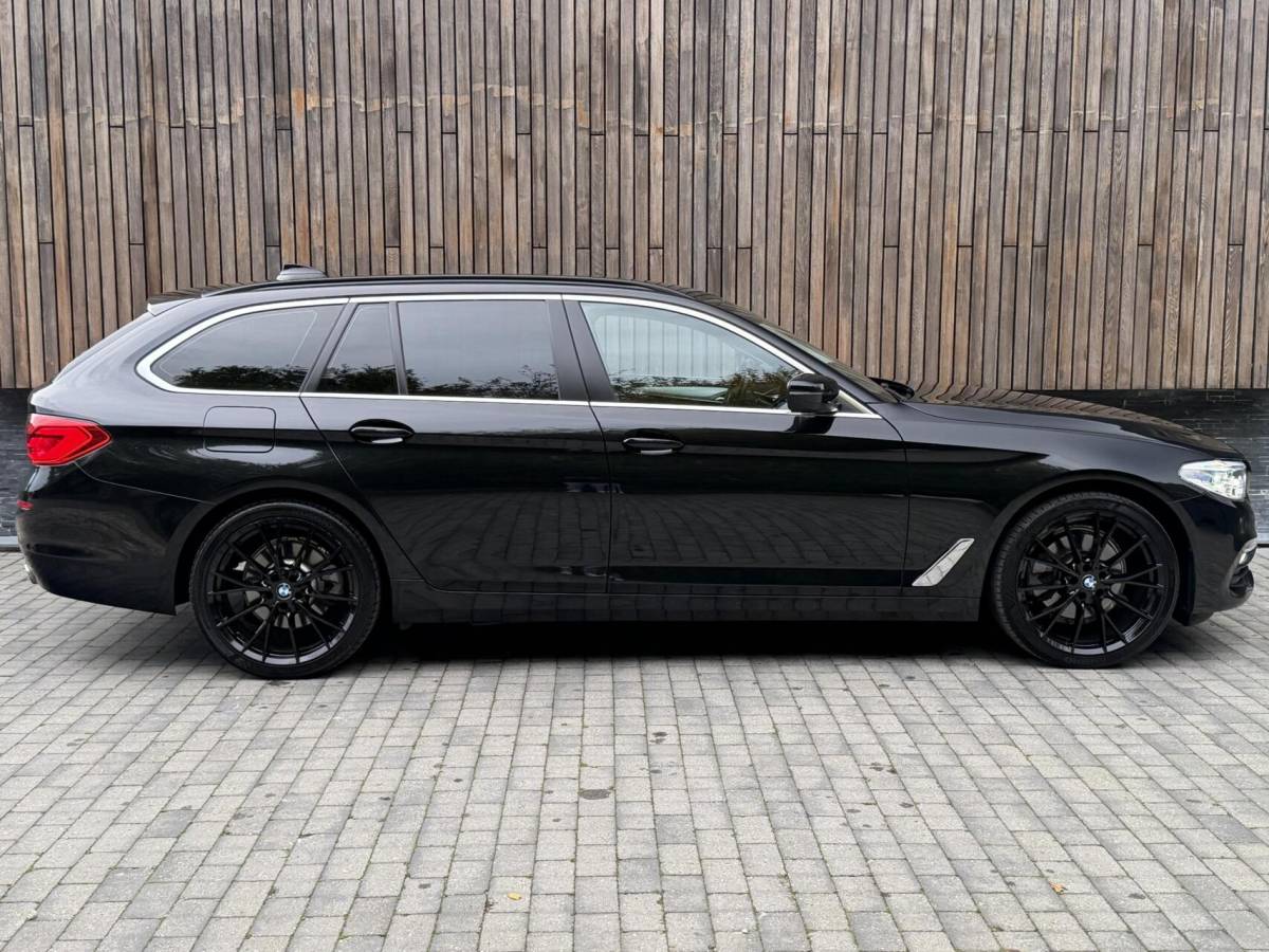 BMW 5 Serie BMW 5-serie Touring 520i High Executive Automaat | Apple CarPlay | Leren bekleding | Stoelverwarming | LED verlichting | Comfortstoelen met memory-functie | Draadloze telefoonlader | Achteruitrijcamera