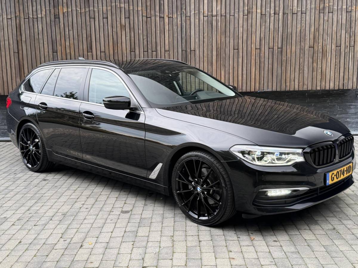 BMW 5 Serie BMW 5-serie Touring 520i High Executive Automaat | Apple CarPlay | Leren bekleding | Stoelverwarming | LED verlichting | Comfortstoelen met memory-functie | Draadloze telefoonlader | Achteruitrijcamera