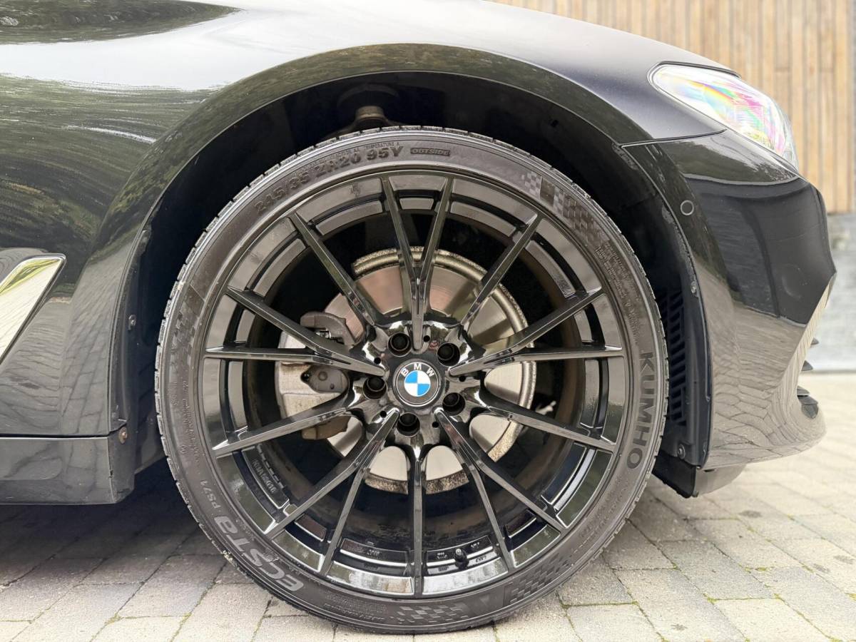 BMW 5 Serie BMW 5-serie Touring 520i High Executive Automaat | Apple CarPlay | Leren bekleding | Stoelverwarming | LED verlichting | Comfortstoelen met memory-functie | Draadloze telefoonlader | Achteruitrijcamera