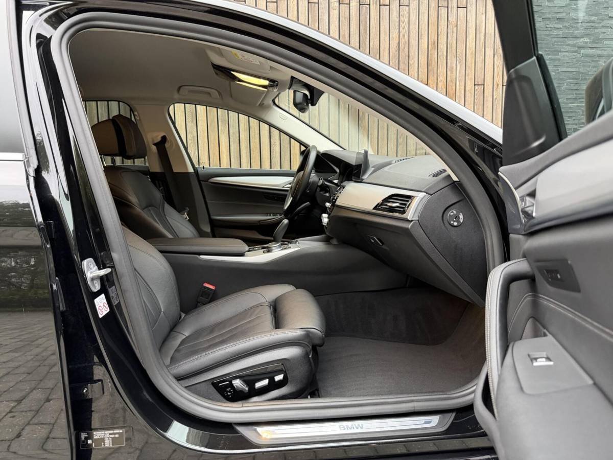 BMW 5 Serie BMW 5-serie Touring 520i High Executive Automaat | Apple CarPlay | Leren bekleding | Stoelverwarming | LED verlichting | Comfortstoelen met memory-functie | Draadloze telefoonlader | Achteruitrijcamera