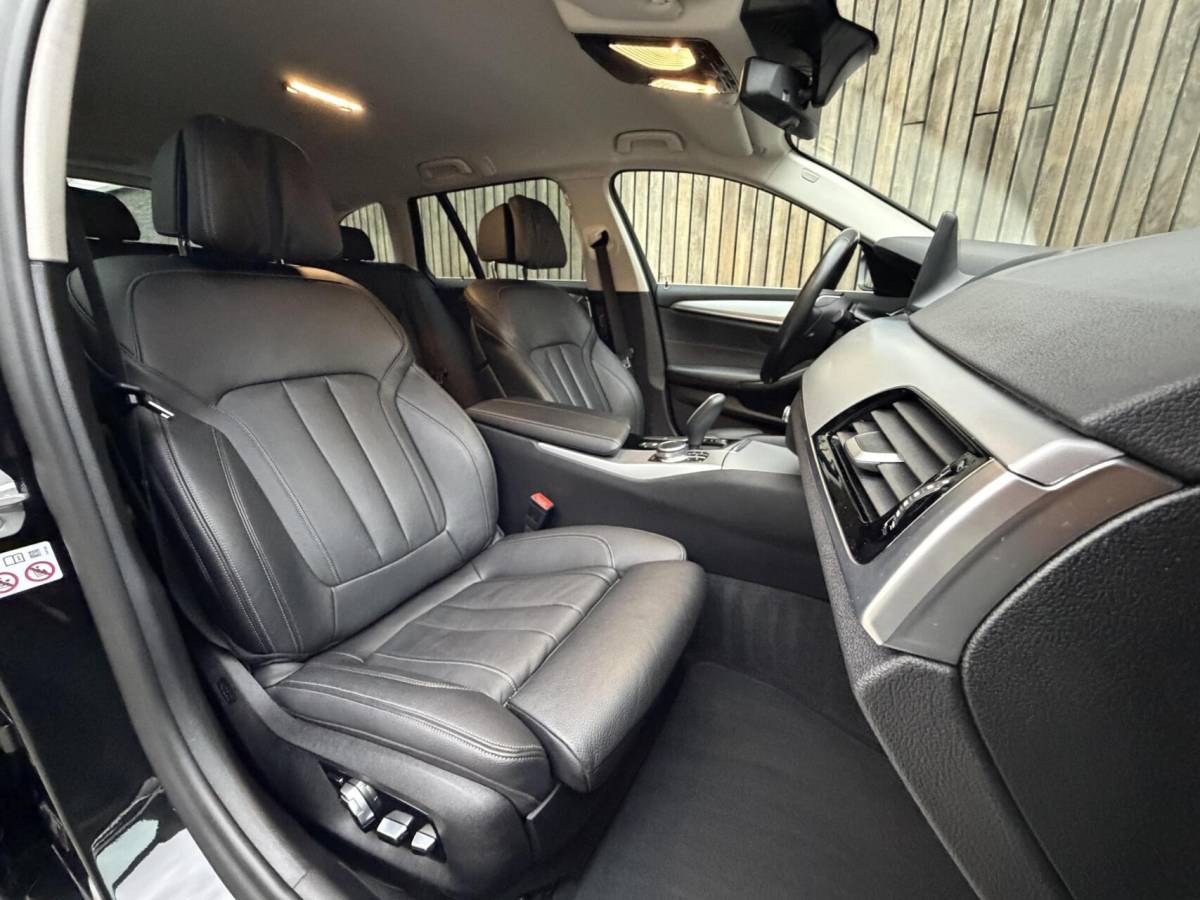 BMW 5 Serie BMW 5-serie Touring 520i High Executive Automaat | Apple CarPlay | Leren bekleding | Stoelverwarming | LED verlichting | Comfortstoelen met memory-functie | Draadloze telefoonlader | Achteruitrijcamera