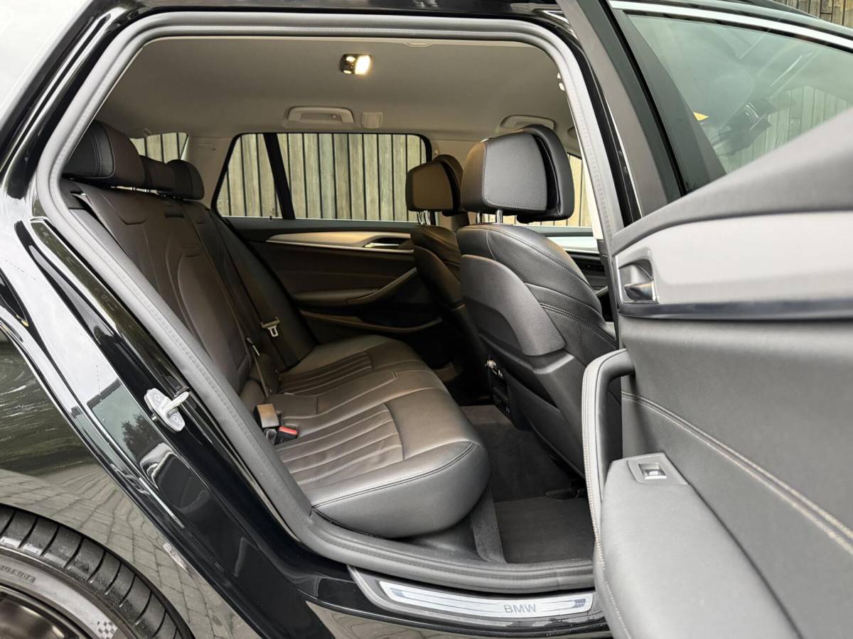 BMW 5 Serie BMW 5-serie Touring 520i High Executive Automaat | Apple CarPlay | Leren bekleding | Stoelverwarming | LED verlichting | Comfortstoelen met memory-functie | Draadloze telefoonlader | Achteruitrijcamera