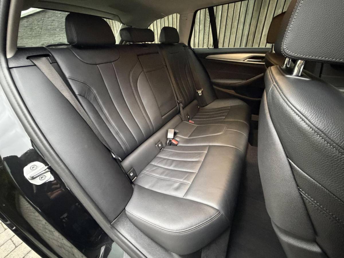BMW 5 Serie BMW 5-serie Touring 520i High Executive Automaat | Apple CarPlay | Leren bekleding | Stoelverwarming | LED verlichting | Comfortstoelen met memory-functie | Draadloze telefoonlader | Achteruitrijcamera