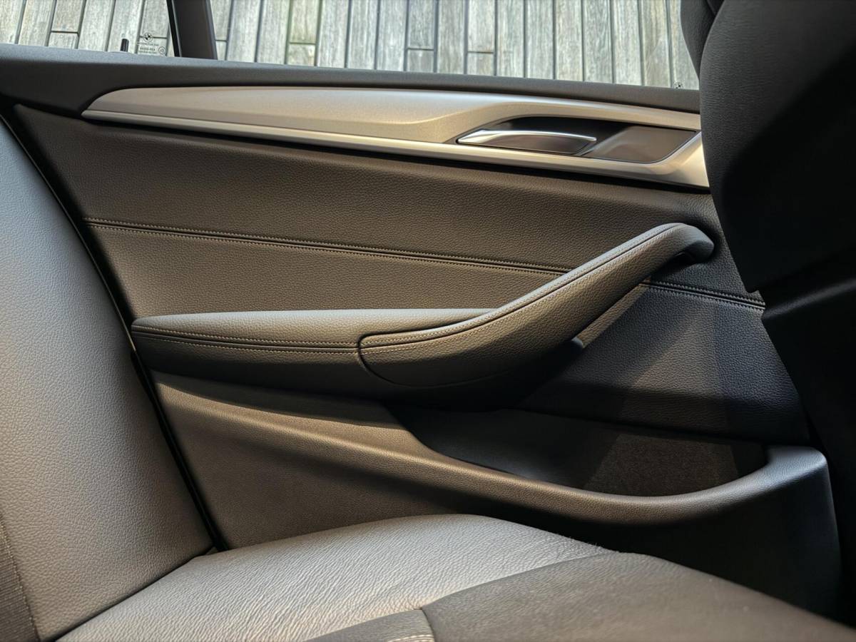BMW 5 Serie BMW 5-serie Touring 520i High Executive Automaat | Apple CarPlay | Leren bekleding | Stoelverwarming | LED verlichting | Comfortstoelen met memory-functie | Draadloze telefoonlader | Achteruitrijcamera
