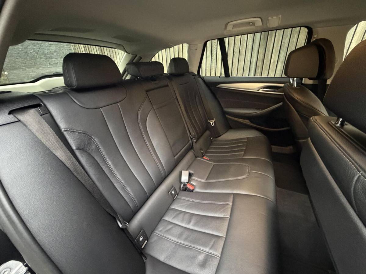 BMW 5 Serie BMW 5-serie Touring 520i High Executive Automaat | Apple CarPlay | Leren bekleding | Stoelverwarming | LED verlichting | Comfortstoelen met memory-functie | Draadloze telefoonlader | Achteruitrijcamera