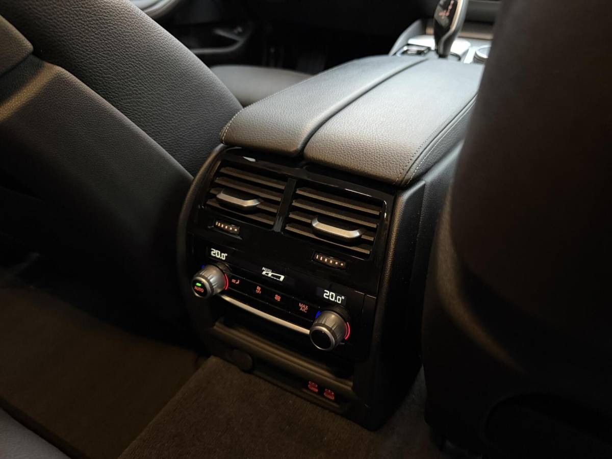 BMW 5 Serie BMW 5-serie Touring 520i High Executive Automaat | Apple CarPlay | Leren bekleding | Stoelverwarming | LED verlichting | Comfortstoelen met memory-functie | Draadloze telefoonlader | Achteruitrijcamera