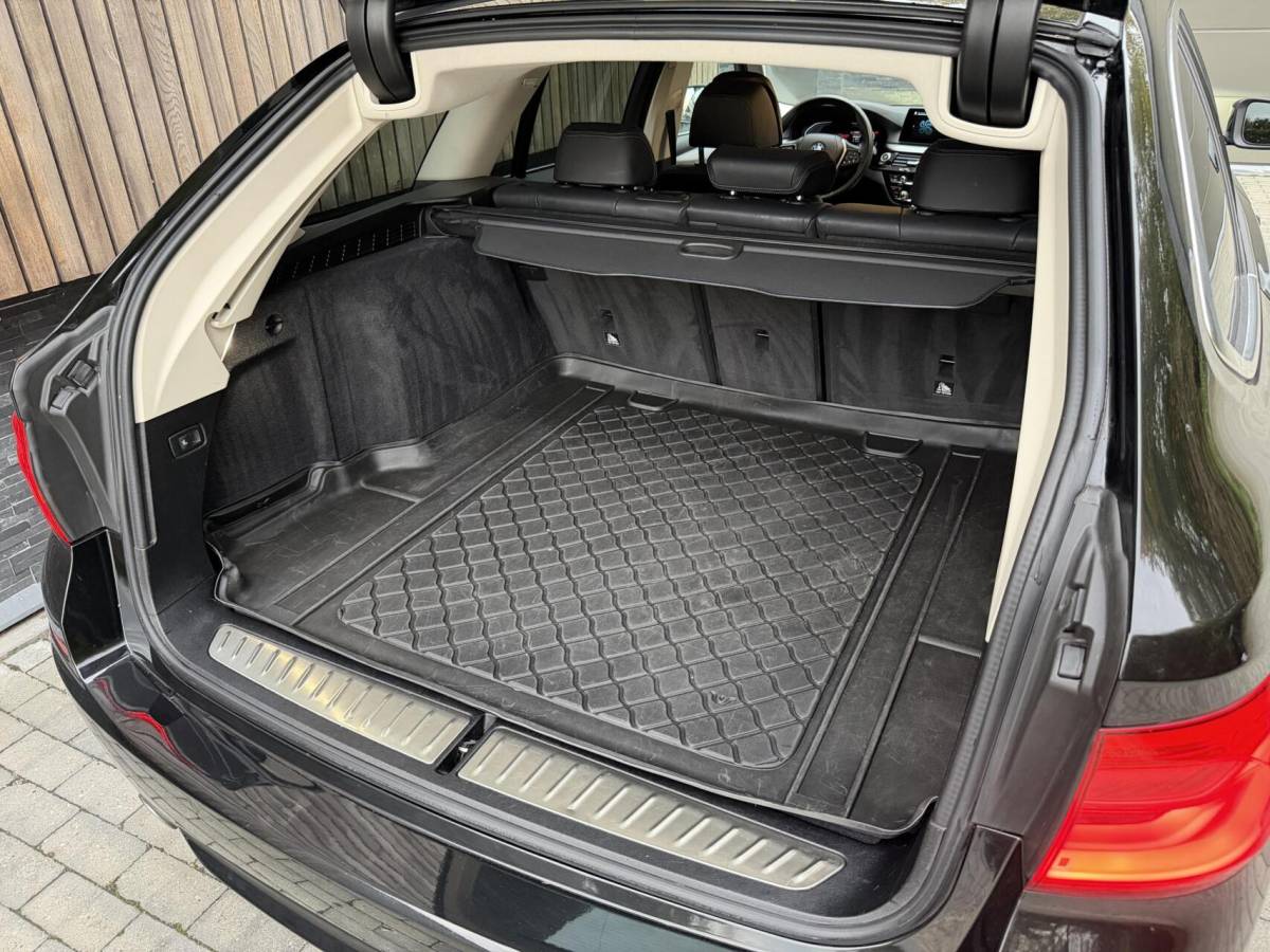 BMW 5 Serie BMW 5-serie Touring 520i High Executive Automaat | Apple CarPlay | Leren bekleding | Stoelverwarming | LED verlichting | Comfortstoelen met memory-functie | Draadloze telefoonlader | Achteruitrijcamera