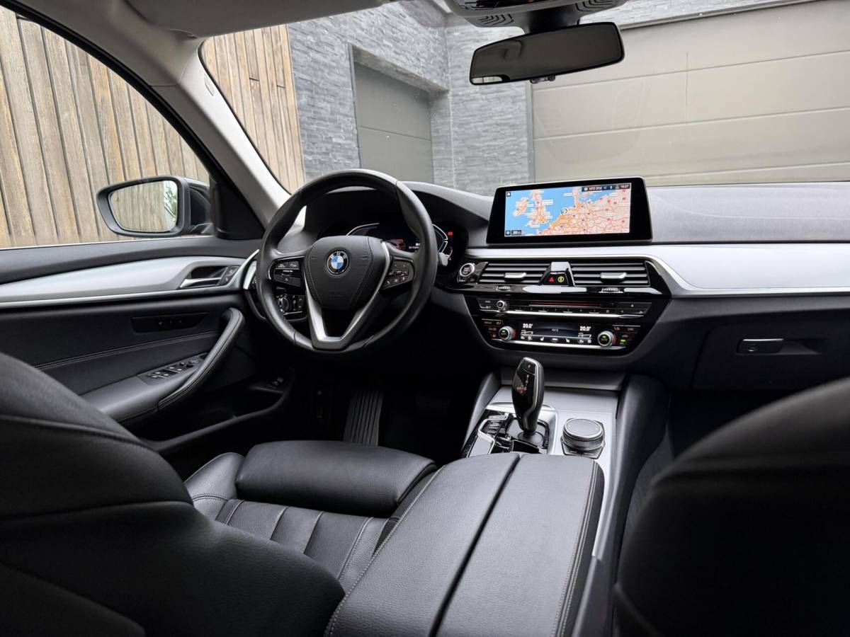 BMW 5 Serie BMW 5-serie Touring 520i High Executive Automaat | Apple CarPlay | Leren bekleding | Stoelverwarming | LED verlichting | Comfortstoelen met memory-functie | Draadloze telefoonlader | Achteruitrijcamera