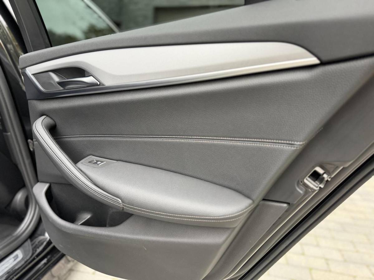 BMW 5 Serie BMW 5-serie Touring 520i High Executive Automaat | Apple CarPlay | Leren bekleding | Stoelverwarming | LED verlichting | Comfortstoelen met memory-functie | Draadloze telefoonlader | Achteruitrijcamera