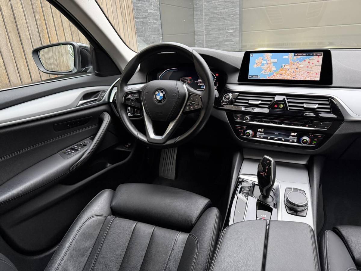BMW 5 Serie BMW 5-serie Touring 520i High Executive Automaat | Apple CarPlay | Leren bekleding | Stoelverwarming | LED verlichting | Comfortstoelen met memory-functie | Draadloze telefoonlader | Achteruitrijcamera