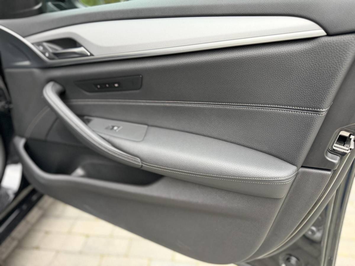 BMW 5 Serie BMW 5-serie Touring 520i High Executive Automaat | Apple CarPlay | Leren bekleding | Stoelverwarming | LED verlichting | Comfortstoelen met memory-functie | Draadloze telefoonlader | Achteruitrijcamera