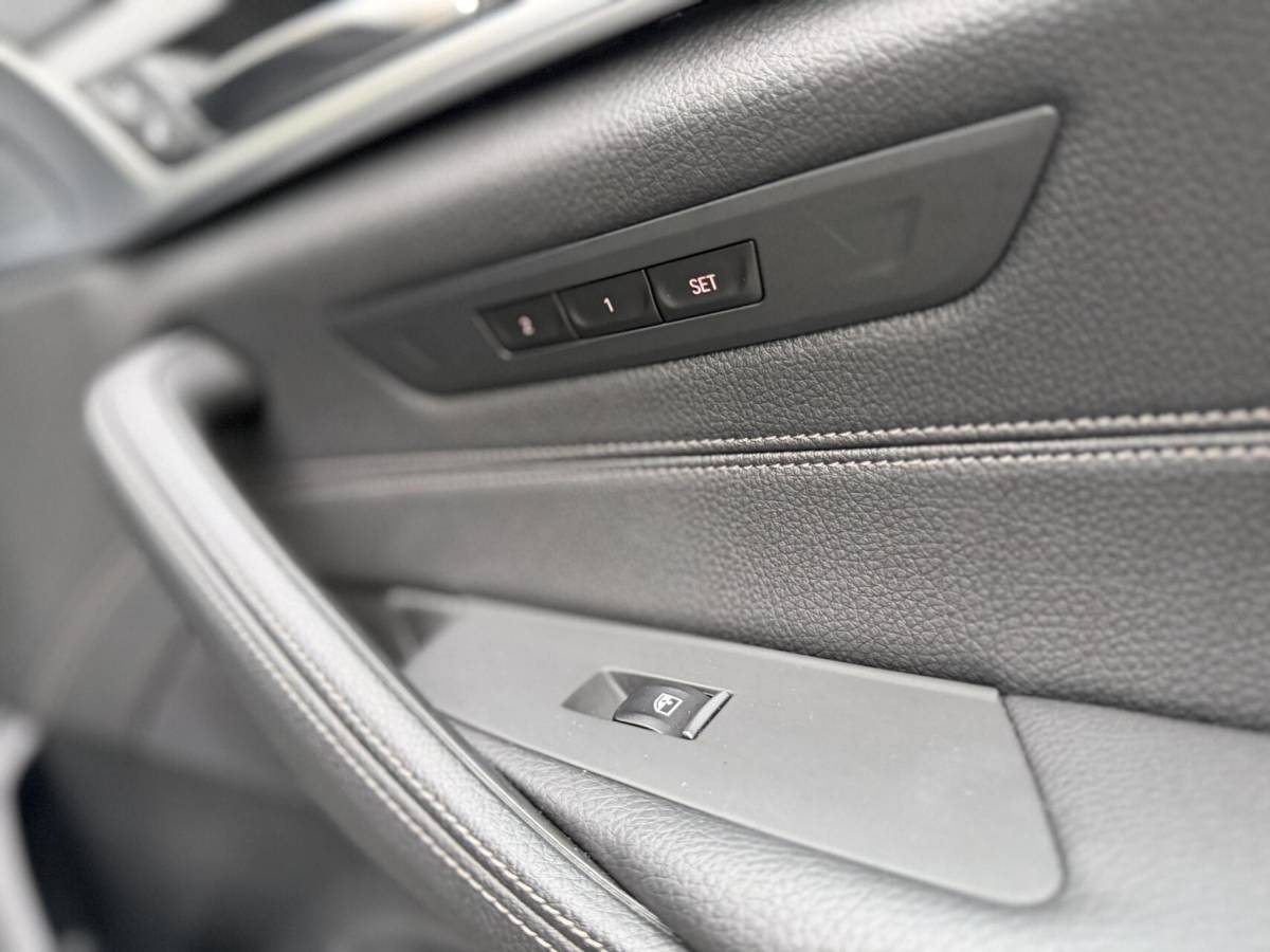 BMW 5 Serie BMW 5-serie Touring 520i High Executive Automaat | Apple CarPlay | Leren bekleding | Stoelverwarming | LED verlichting | Comfortstoelen met memory-functie | Draadloze telefoonlader | Achteruitrijcamera