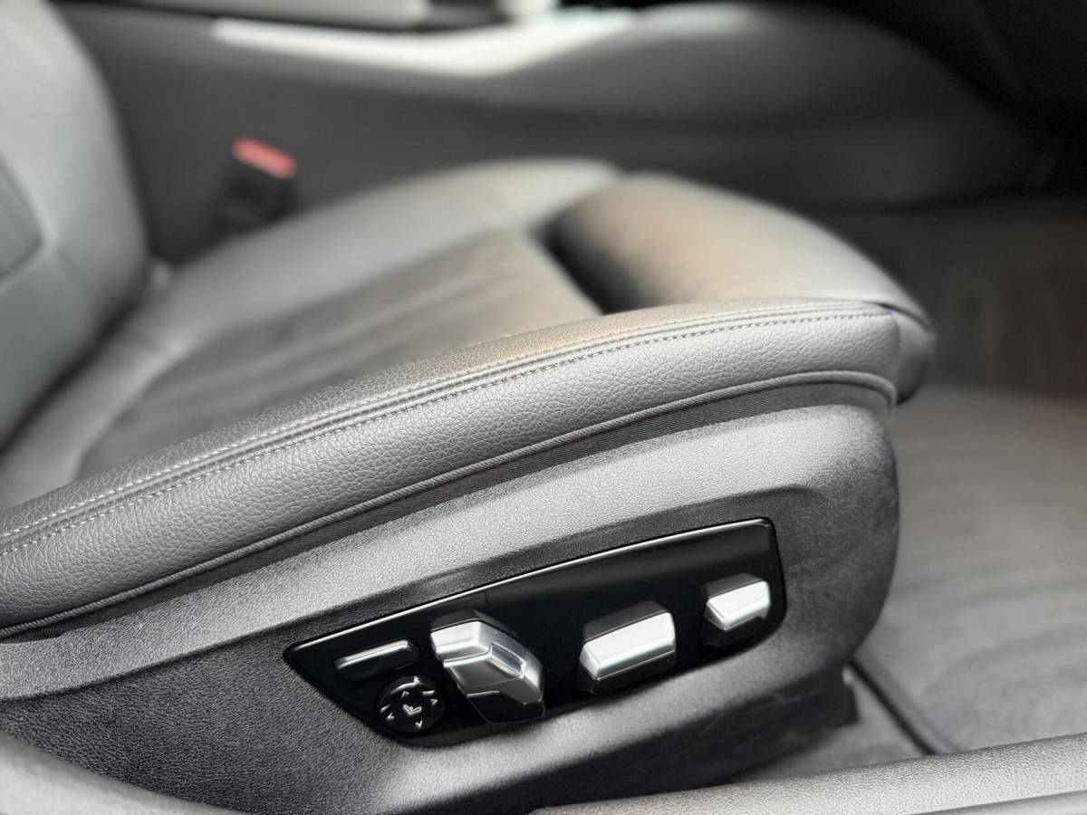 BMW 5 Serie BMW 5-serie Touring 520i High Executive Automaat | Apple CarPlay | Leren bekleding | Stoelverwarming | LED verlichting | Comfortstoelen met memory-functie | Draadloze telefoonlader | Achteruitrijcamera