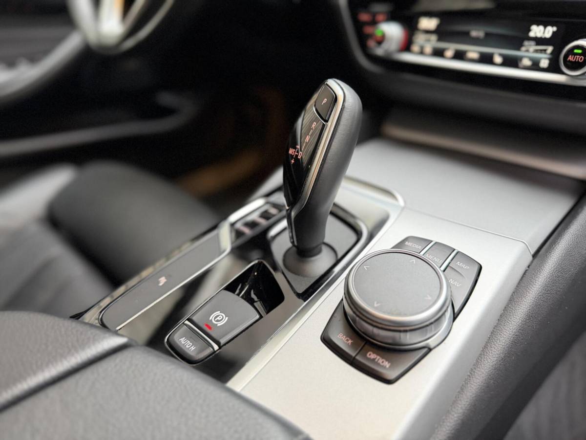 BMW 5 Serie BMW 5-serie Touring 520i High Executive Automaat | Apple CarPlay | Leren bekleding | Stoelverwarming | LED verlichting | Comfortstoelen met memory-functie | Draadloze telefoonlader | Achteruitrijcamera