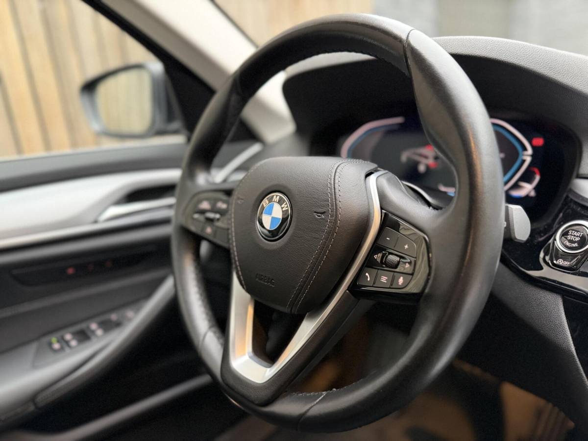 BMW 5 Serie BMW 5-serie Touring 520i High Executive Automaat | Apple CarPlay | Leren bekleding | Stoelverwarming | LED verlichting | Comfortstoelen met memory-functie | Draadloze telefoonlader | Achteruitrijcamera