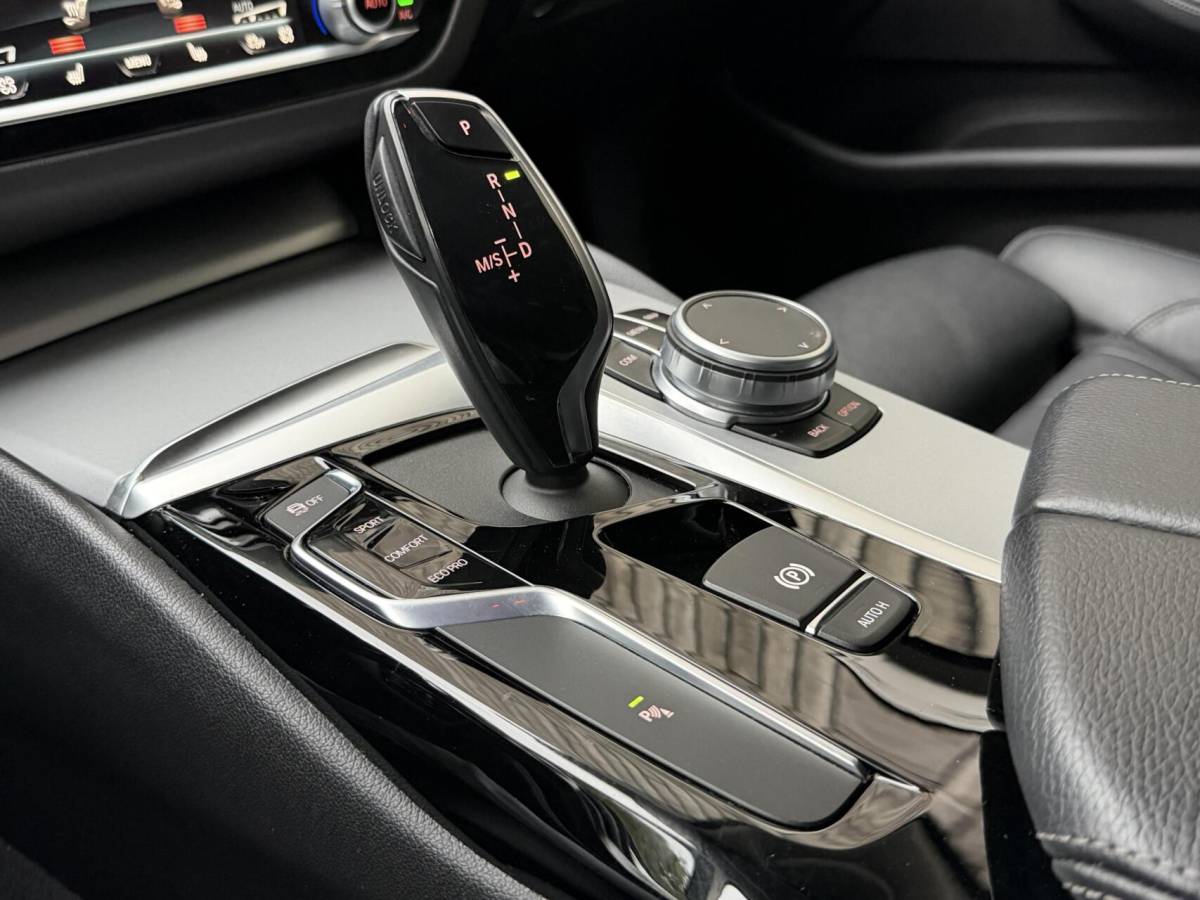 BMW 5 Serie BMW 5-serie Touring 520i High Executive Automaat | Apple CarPlay | Leren bekleding | Stoelverwarming | LED verlichting | Comfortstoelen met memory-functie | Draadloze telefoonlader | Achteruitrijcamera