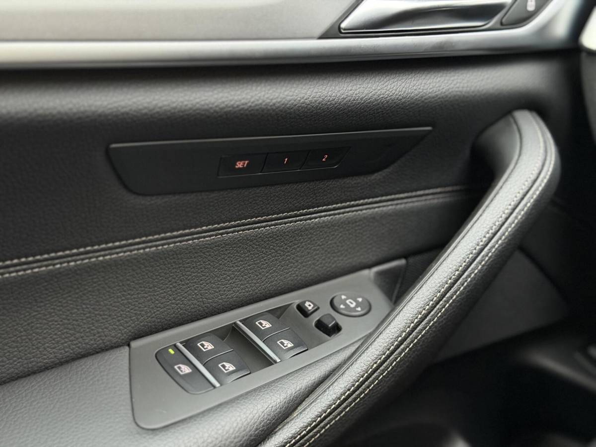 BMW 5 Serie BMW 5-serie Touring 520i High Executive Automaat | Apple CarPlay | Leren bekleding | Stoelverwarming | LED verlichting | Comfortstoelen met memory-functie | Draadloze telefoonlader | Achteruitrijcamera